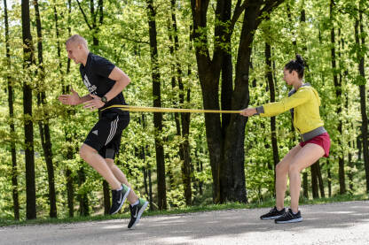 Trening u prirodi Trening u prirodi. Vježbanje u paru.