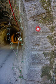 Putokaz, znak, na stazi Via Dinarica Planinarski putokaz na stazi Via Dinarica. Simbol koji označava smjer. Tunel se nalazi u Jablanici, na stazi Via Dinarica, između planina Prenja i Čvrsnice.