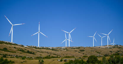 Vjetro-elektrane na brdu. Proizvodnja električne energije iz vjetra. Zelena energija. Vjetroelektrana na planini.