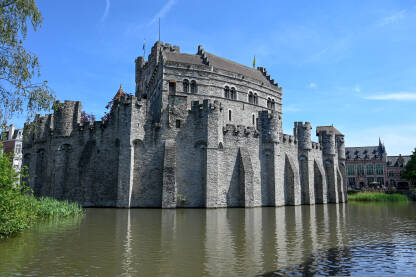 Gravensteen dvorac u Ghentu, Belgija. Rijeka ispred starog kamenog dvorca. Tvrđava.