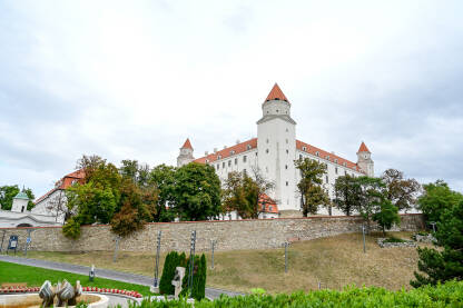 Bratislava, Slovačka. Dvorac iznad starog grada. Bratislava, Slovačka. Dvorac na brdu iznad starog grada. Popularna turistička destinacija. Spomenik.
