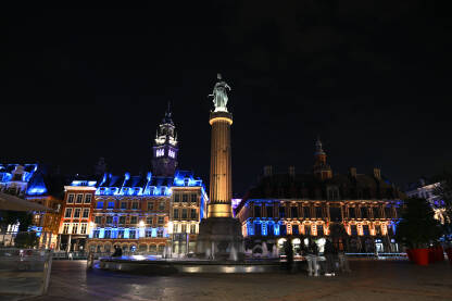 Lille, Francuska: Glavni trg Lille, Francuska: Glavni trg ili Grand Place noću. Historijske zgrade u centru grada. Fontana, stup i spomen obilježje.