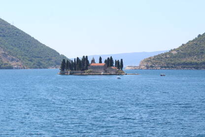 Morsko ostrvo Ostrvo u zaljevu Boka kotorska na koje m je smješten manastir