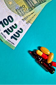 Lijekovi i novac na plavoj podlozi