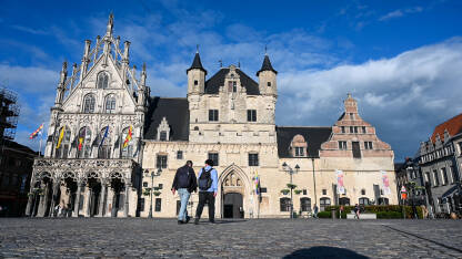 Mechelen, Belgija. Gradska vijećnica na glavnom trgu. Mechelen, Belgija: Zgrada gradske vijećnice na glavnom trgu u centru grada. Ljudi šetaju u gradu.