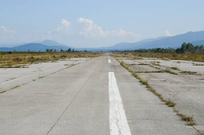 Željava, Bihać, pista i podzemni vojni aerodrom. Ruševine podzemne avio baze Željava, Bihać. Pista. Bivši vojni aerodrom na granici između Bosne i Hercegovine i Hrvatske.