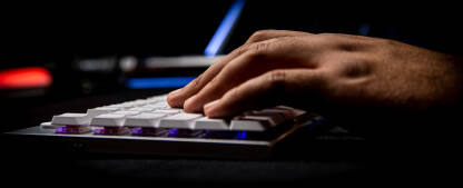Ruka tipka na tastaturi Ruka tipka na tastaturi