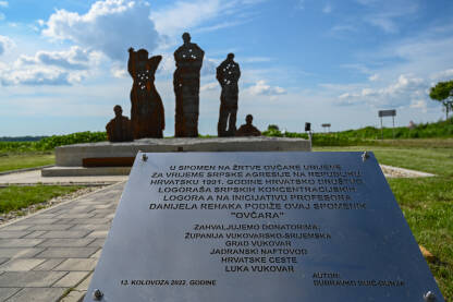 Spomenik u mjestu Ovčara pored Vukovara, Hrvatska. Autor je Dubravko Duić Dunja. Spomenik je podignut u čast 260 hrvatskih branitelja i građana koji su ubijeni u logoru Ovčara, tokom rata 1991. godine