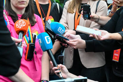 Konferencija za novinare, mikroni AlJazeera Balkans, FTV i Una Mnogo mikrofona na press konferenciji. Mediji u BiH. Snimanje zvuka. Novinarstvo. Ruke reportera i novinara drže profesionalne mikrofone.