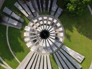 Spomenik Revoluciji na Kozari, snimak dronom. Mrakovica, Kozara, BiH.