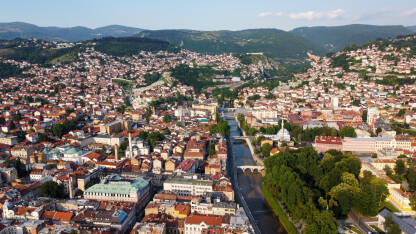Sarajevo, Bosna i Hercegovina: Panoramski snimak na grad Sarajevo dronom. Glavni grad BiH.