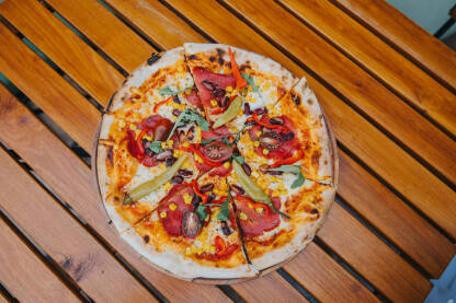 Pizza na stolu Pizza na drvenom stolu