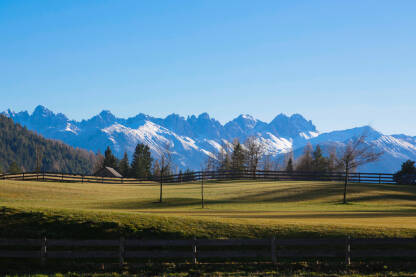 Planinski vrhovi Pogled na Alpe iz Austrijskog sela.