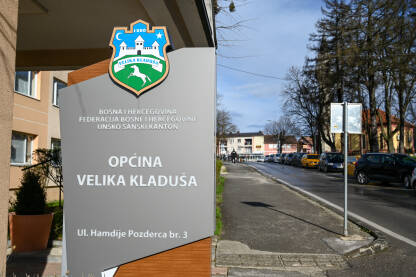 Znak na zgradi Općine, Velika Kladuša, Bosna i Hercegovina. Znak na zgradi Općine, Velika Kladuša, Bosna i Hercegovina.