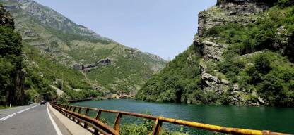 Kanjon Neretve Kanjon rijeke Neretve. Cesta uz rijeku Neretvu. Neretva je rijeka koja vecim dijelom protice kroz BiH, po nekim tvrdnjama slovi za najhladniju rijeku na svijetu.