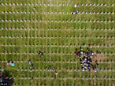 Mezarje u Memorijalnom centru Srebrenica Srebrenica, Potočari, BiH: Snimak dronom na nadgrobne spomenike u Memorijalnom centru Potočari, Srebrenica. Sahrana / dženaza žrtava na groblju.