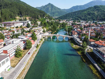 Konjic i rijeka Neretva Konjic i rijeka Neretva, Bosna i Hercegovina, snimak dronom. Konjic je grad i općina u BiH. Planina Prenj u daljini.
