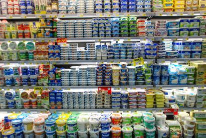 Mliječni proizvodi Mliječni proizvodi u trgovini. Police sa hranom u supermarketu. Mlijeko, sir, pavlaka, jogurt, margarin.
