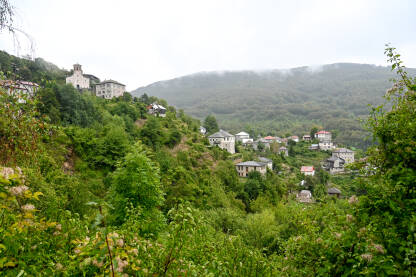Selo Galičnik u Sjevernoj Makedoniji. Selo Galičnik u Sjevernoj Makedoniji. Selo na planini. Tradicionalna arhitektura. Kuće na padini.