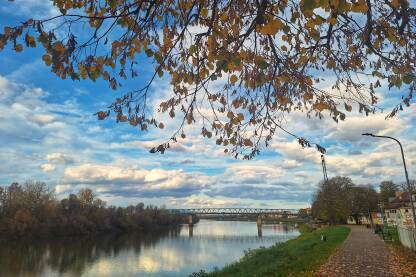 Stari most na Savi u Gradišci. Gradiška u jesen. Pogled na rijeku Savu i most u Gradišci.