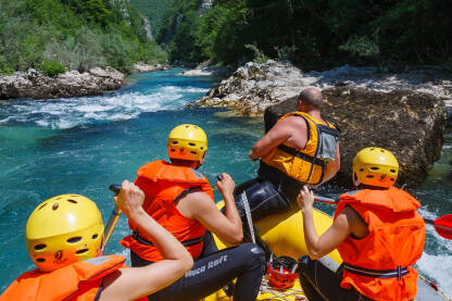 Rafting na Neretvi Splav ulazi u "buk" na rijeci Neretvi.