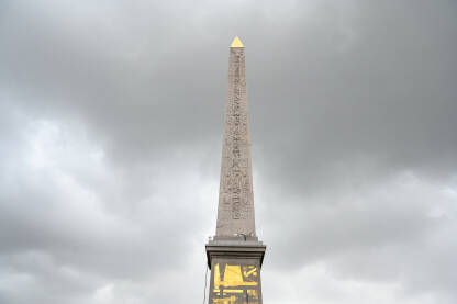 Pariz, Francuska: Luxor obelisk na Place de la Concorde. Ljudi na trgu u Parizu.