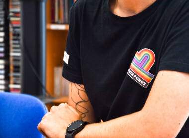 Majica sa LGBTIQ znakom Majica sa natpisom kvir ponos. LGBTIQ zajednica.