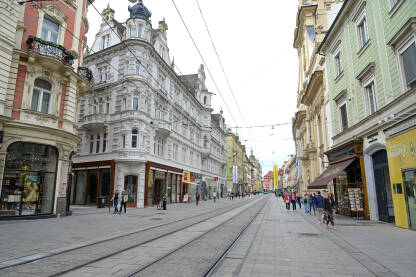 Grac, Austrija. Zgrade na glavnoj ulici. Grac, Austrija. Zgrade na glavnoj ulici. Ljudi šetaju po ulici. Herrengasse bulevar.