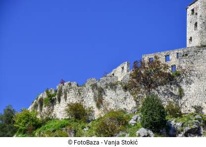Zidine Počitelja, grada nedaleko od Mostara, Bosna i Hercegovina. Poznato turističko mjesto snimljeno tokom sunčanog dana.