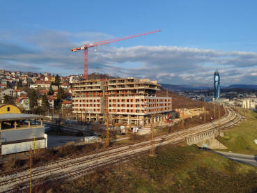 Zgrada u izgradnji u Sarajevu Zgrada u izgradnji u gradu. Kranovi na gradilištu, snimak dronom. Izgradnja stambenog prostora. Apartmani.