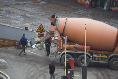 Mikser s pumpom za miješanje i pumpanje betona