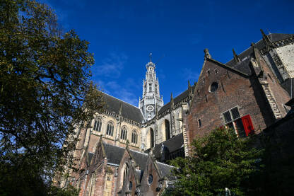 Haarlem, Nizozemska: Crkva u centru grada. Haarlem, Nizozemska: Crkva u centru grada. Zvonik crkve.