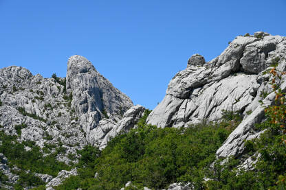 AK1_0800 Planinski pejzaž ljeti. Kamen i stene. Nacionalni park Paklenica, Velebit, Hrvatska.