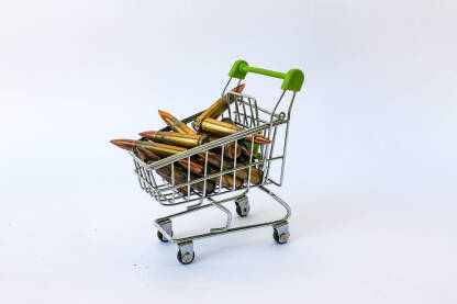 trgovina oruzjem meci u korpi za supermarket