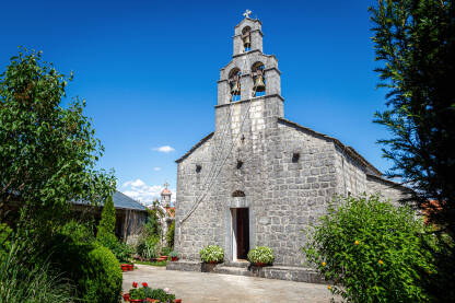 Manastir Dobrićevo Manastir Dobrićevo je manastir Eparhije zahumsko-hercegovačka i primorske Srpske pravoslavne crkve koji se nalazi u selu Orah, na 12 km od Bileće. Manastir je sagrađen u prvoj polovini