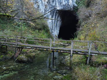 DJI_0586.JPG Ulaz u Dabarsku pećinu, Sanski Most. Oktobar 2021. godine