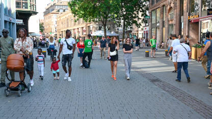 Strasbourg, Francuska, ljudi šetaju ulicom u centru grada. Strasbourg, Francuska, ljudi šetaju ulicom u centru grada.