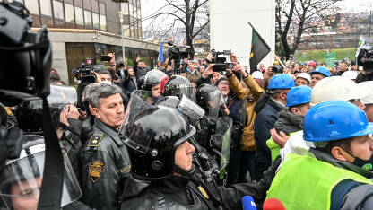 AK1_5691 Sarajevo, Bosna i Hercegovina: Rudari na protestu na ulici. Policija ispred rudara. Protest rudara tokom antivladinog skupa. Rudari drže zapaljene baklje i transparente na demonstracijama. Štrajk.