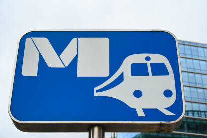 Znak za metro stanicu u gradu. Javni transport. Znak za metro stanicu u gradu. Javni transport.
