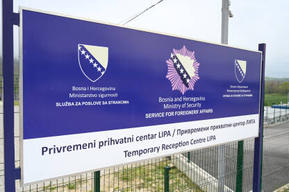 Tabla na ulazu u privremeni prihvatni centar Lipa Bihać, BiH: Kamp Lipa. Kamp za izbjeglice i migrante.