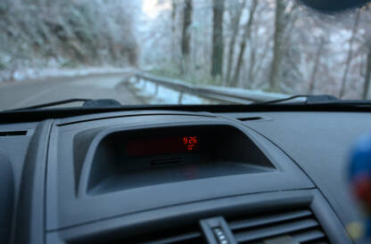 Temperatura od 0 stepeni celzijusa prikazana u vozilu. Vožnja automobila u planini zimi. Hladno jutro. Temperatura od 0 stepeni celzijusa prikazana u vozilu.