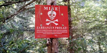 Tabla upozorenja za opasnost od mina.
