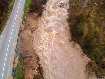 Poplave i klizište nakon kiše Poplave i klizište nakon kiše. Nabujala rijeka u jesen. Mutna i prljava voda