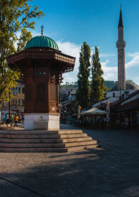 Sebilj Sebilj u Sarajevu sa minaretom u pozadini