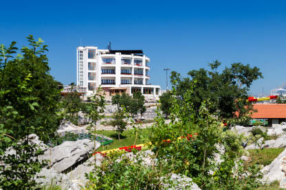 U Gradu Sunca nalazi se najveći aqua park na Balkanu, luksuzni hotel, sportsko-rekreativni objekat,  wellness i spa centar, etno selo, igraonica, apartmansko naselje, auto-kamp...
