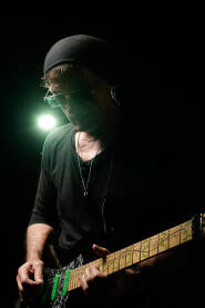 Muzičar Milan Kotur - Lemmy Muzičar i gitarista Milan Kotur - Lemmy ,frontmen grupe Pik, tref, razbojnik iz Kozarske Dubice