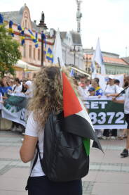 Odavanje počasti žrtvama genocida u Srebrenici na Trgu mladih u Brčkom. Žena sa zastavom Palestine, na odavanju počasti žrtvama genocida u Srebrenici.
