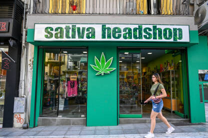 Trgovina sa medicinskim kanabisom. Sativa headshop. Trgovina sa medicinskim kanabisom. Simbol marihuane. Cannabis sativa prodavnica u gradu.