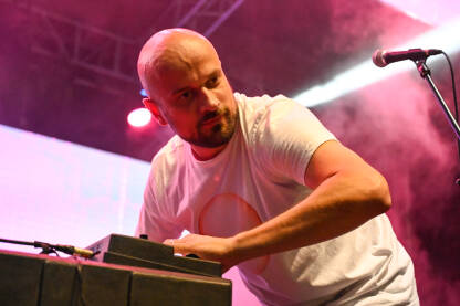 Vojko V na bini tokom nastupa Vojko V. Muzičar Vojko Vrućina na bini tokom nastupa. Vojko V je reper, tekstopisac i skladatelj iz Splita. Mostar summer fest