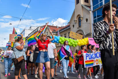 Povorka ponosa 2022 Povorka ponosa u Sarajevu, 2022. godine. Učesnici nose transparente i dugine zastave. Protest za prava LGBTIQ zajednice.